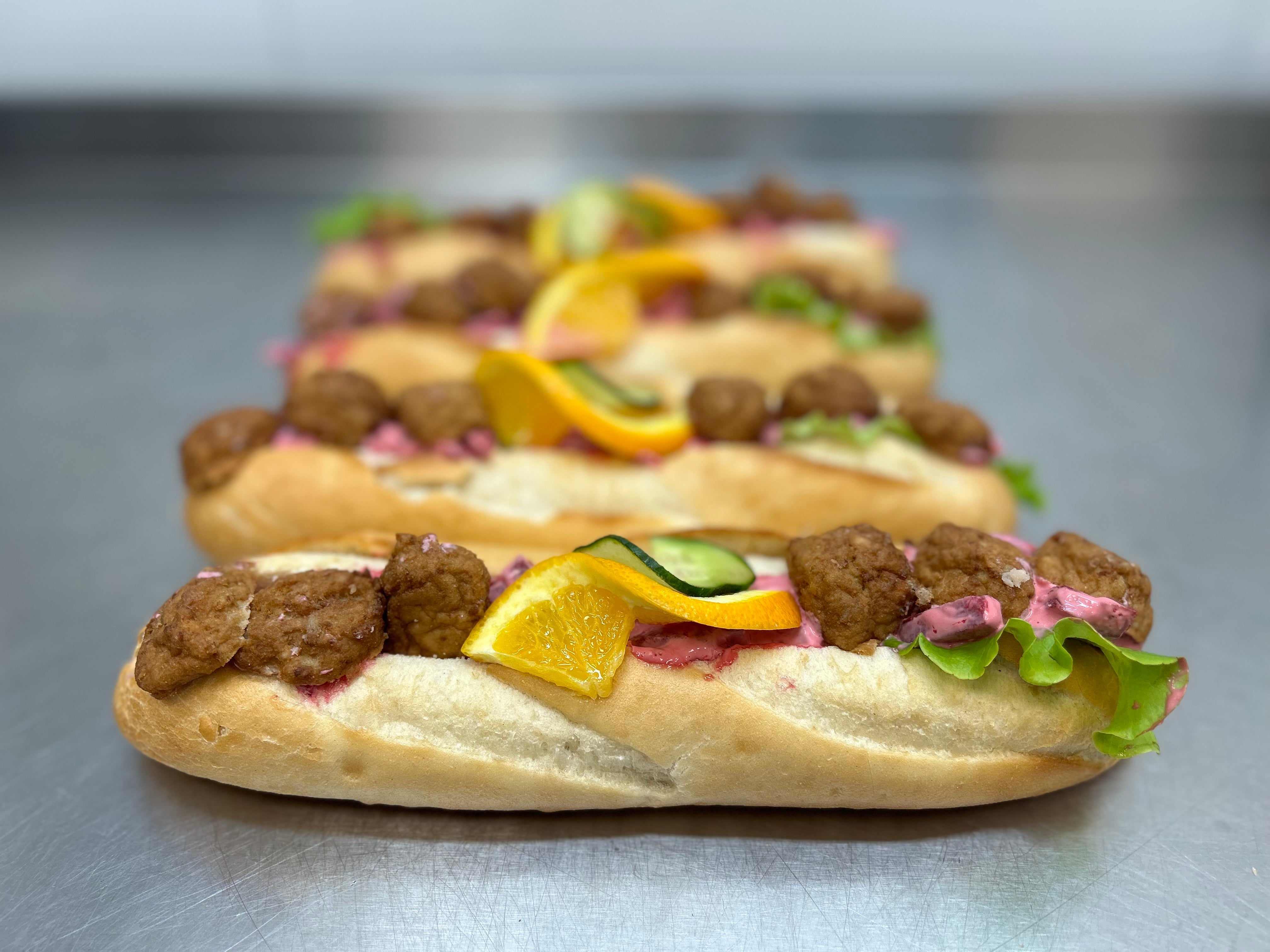 Baguette med köttbullar &amp; rödbetssallad